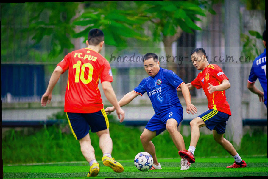 三条荧光青绿通道分别连向邮箱、电话与合作标签的抽象信息图